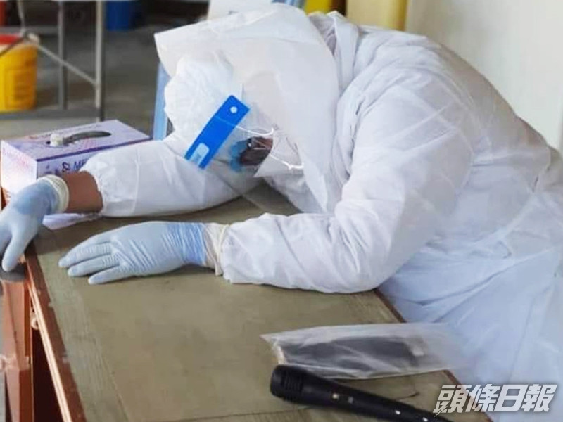 馬來西亞一名醫生長時間在抗疫前線值勤,日前因為太累而趴在桌上睡覺,身上還穿著防護衣,沒想到一睡便再也醒不來。網圖