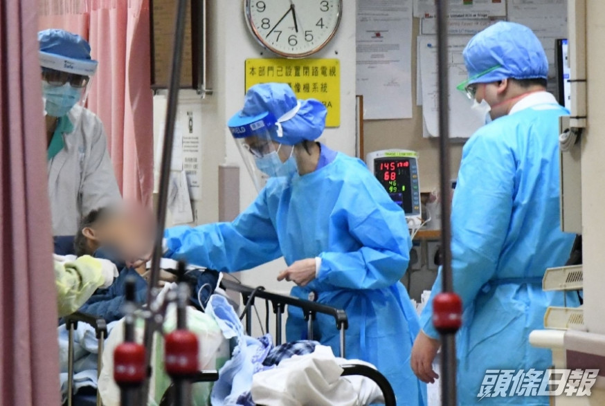 疫情下公立醫院不勝負荷,醫護人員疲於奔命。資料圖片