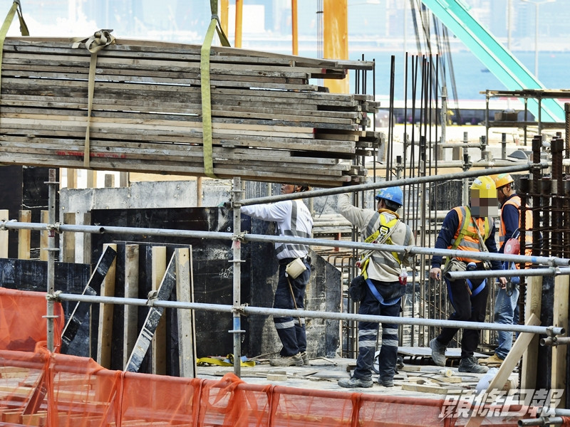港男主動讓親戚介紹他入行做地盤紮鐵,更揚言「捱3個月有近10萬」,結果卻一日後就因「鐵又重、又曬」而辭職。資料圖片(示意圖)