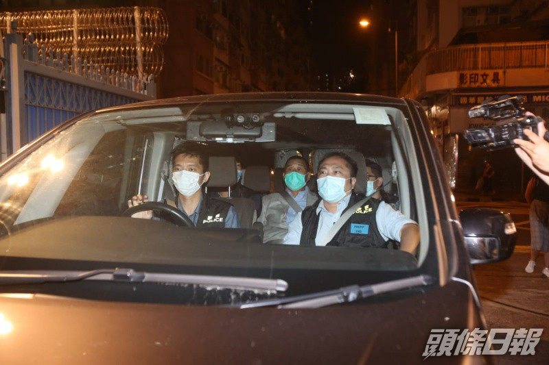 上警車離開西九龍總部。