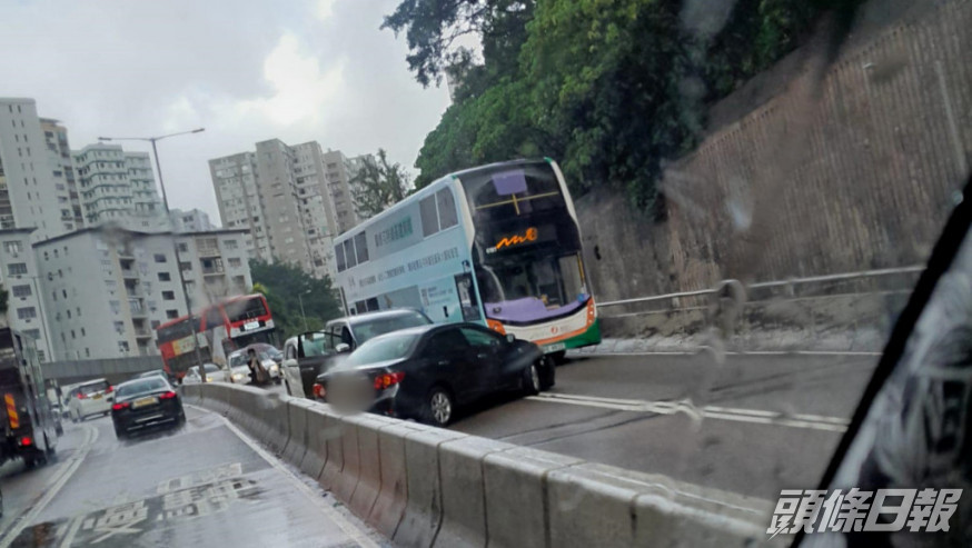 其中一輛車事後橫亙在兩行車線上。圖：網民Bosco Chu 馬路的事 (即時交通資訊台)