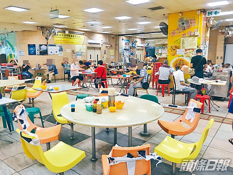 聯和墟街市及熟食中心如常運作,少數食客未有按「二人一檯」用餐。