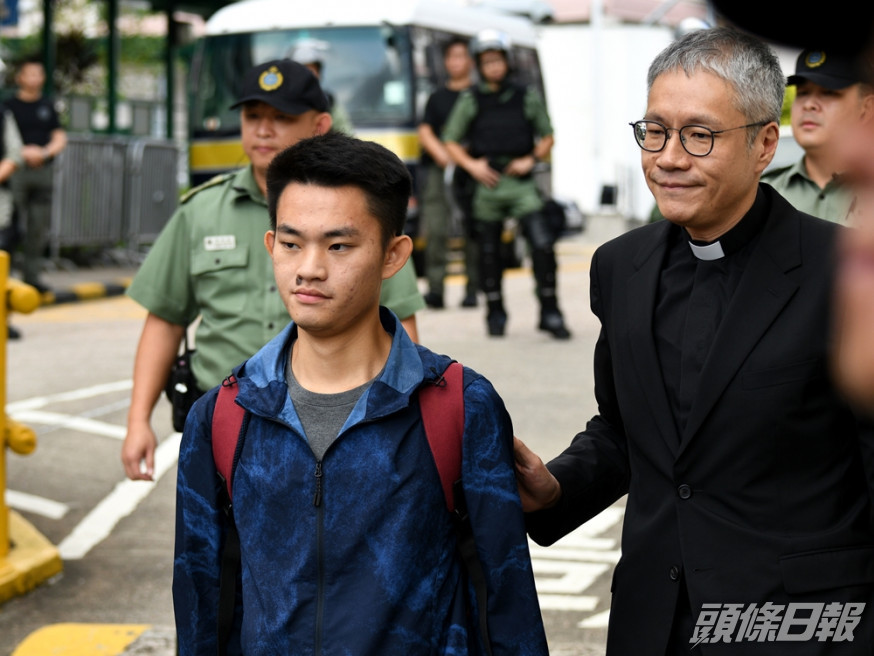 陳同佳(左)因洗黑錢而入獄,他出獄後曾表示願赴台自首。資料圖片