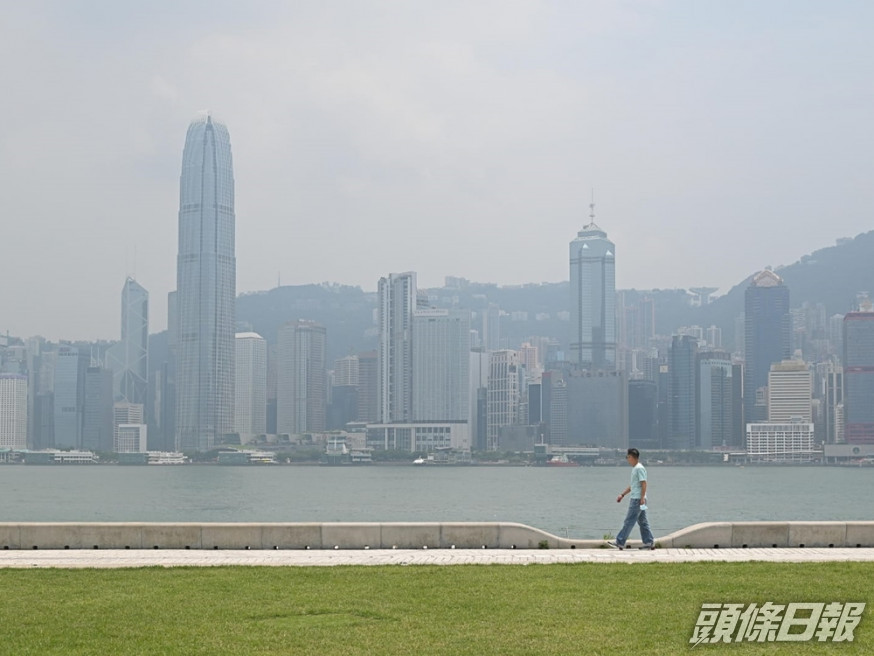 天文台預測,本港地區下午及今晚天氣預測大致多雲。