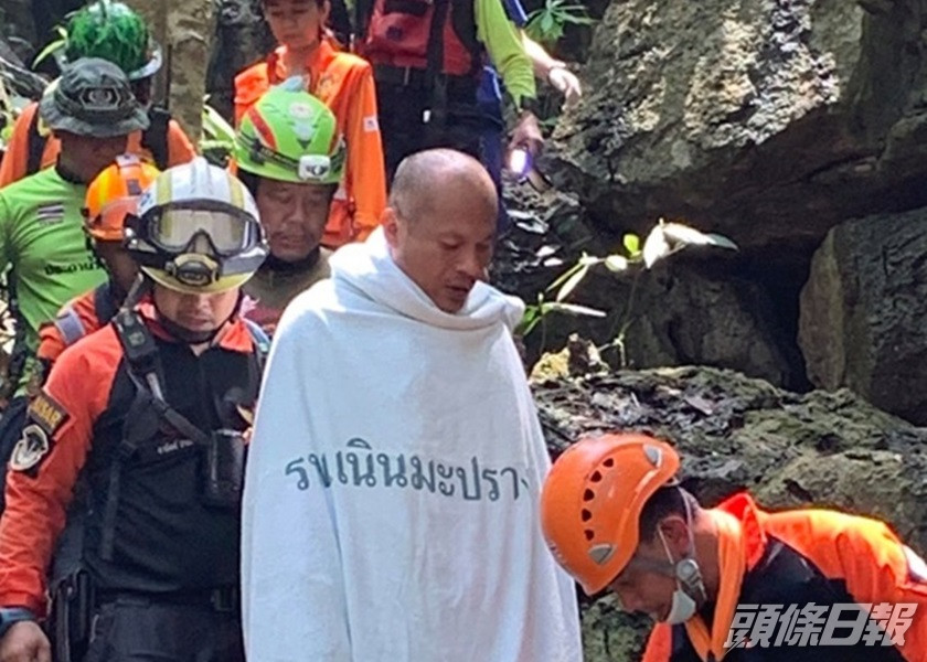 泰國和尚帕拉(中)在洞穴被困4天後獲救。網圖