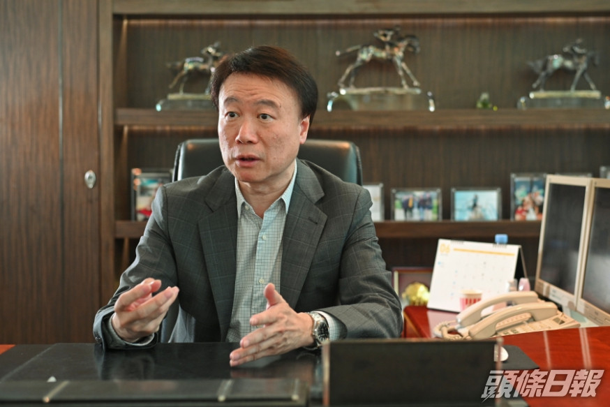 為港球壇施「手術」 羅傑承用最後一啖氣