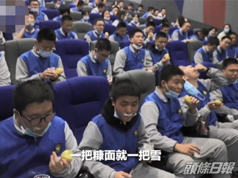 500多名學生包場看《長津湖》後,齊齊體驗吃凍馬鈴薯。網圖