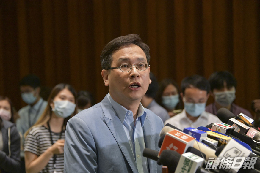 葉建源去信鄧炳強譴責防暴警員膝壓制服女童。 資料圖片