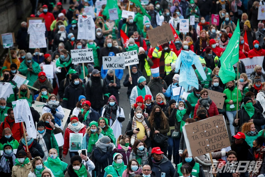比利時醫護人員抗議明年一月強制接種疫苗的措施。REUTERS圖片