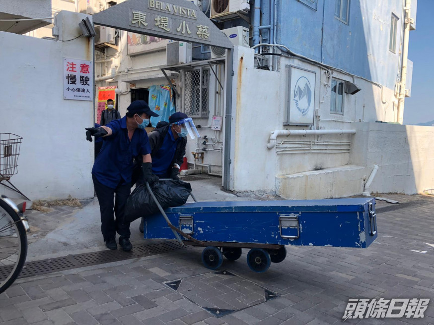 仵工將屍體移走。楊偉亨攝
