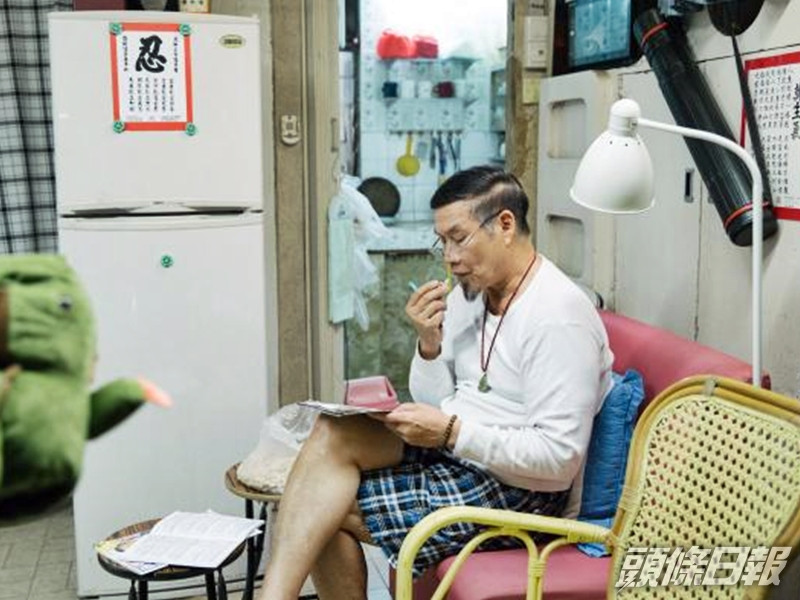 港男指三叔稱二叔欠他很多錢,舊債一日未還,他都不會搬離單位。《香港愛情故事》劇照