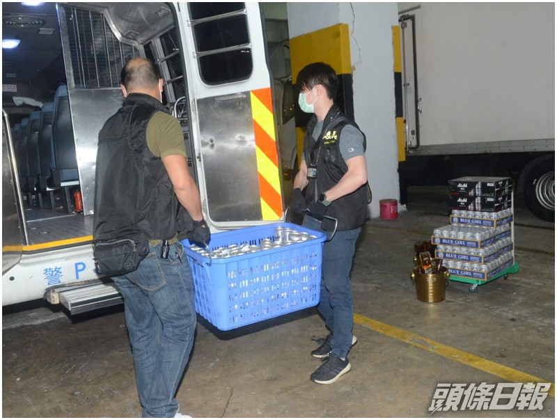 行動中,警員檢獲大量酒精類飲品,包括12支烈酒及約400罐啤酒,總市值約3萬元。