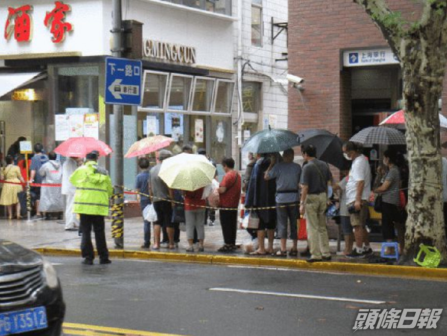 上海賣鮮肉月餅的老店長期大排長龍,即使風雨都無阻民眾光顧。(網上圖片)