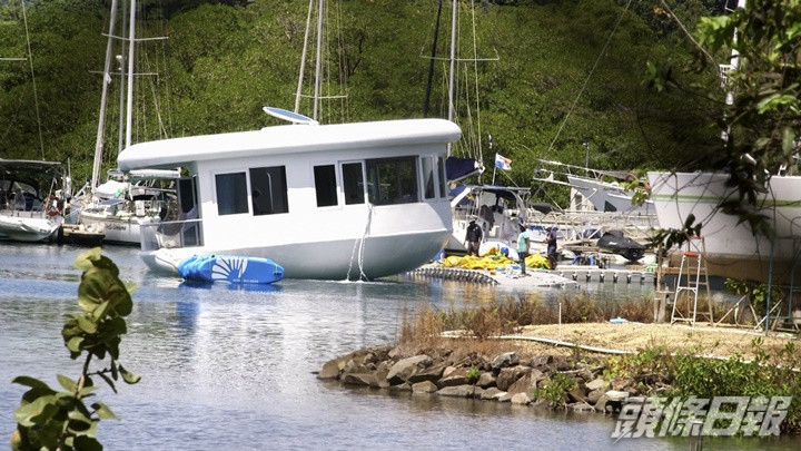 巴拿馬地產商展示「SeaPod Eco」時原型屋突然倒塌墮海，幸而無人受傷。AP圖片