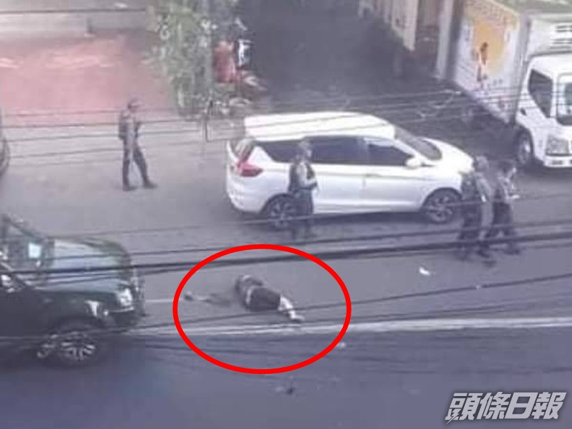其中一名示威者被撞後倒地不起。互聯網圖片