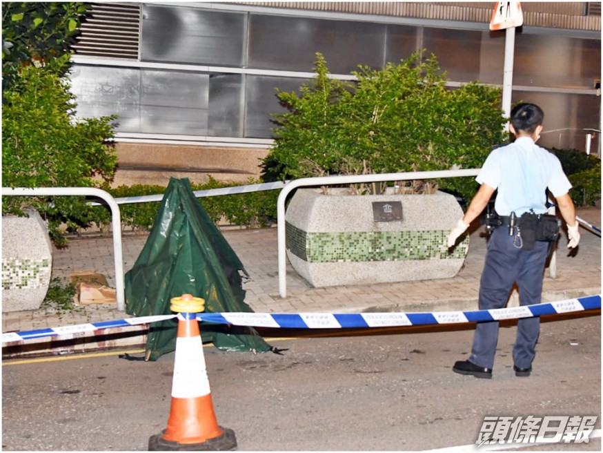 警方以帳篷遮蓋死者遺體。