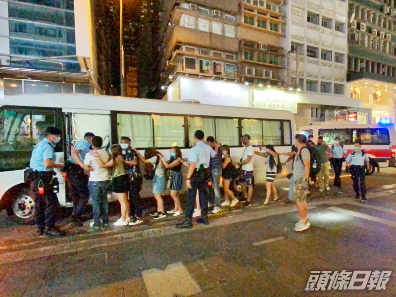 警方於中環搗破一間無牌酒吧,拘捕41名男女,當中包括一名外籍男子。警方圖片