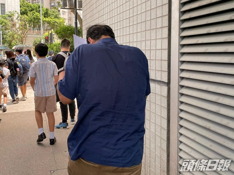 被告印度男子急步離開法院。凌子淇攝