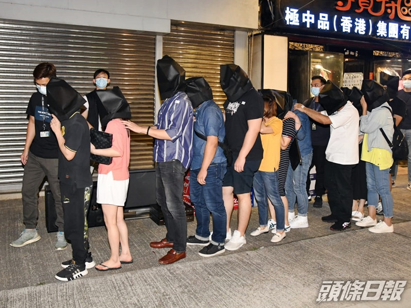 警方在行動中拘捕一名男負責人及22名酒客。