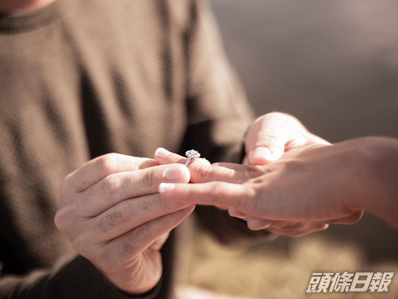 網民指,早前獲朋友邀請協助求婚,對方預訂了一晚酒店總統套房,竟要求在場幫忙的朋友一同夾錢。unsplash圖片(示意圖)