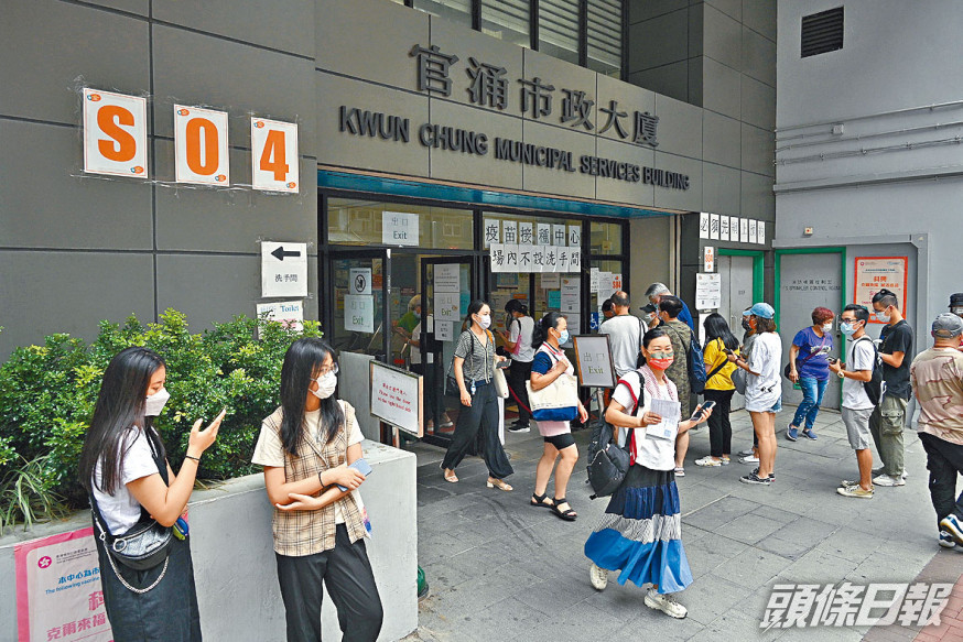 官涌體育館社區疫苗中心,昨日見打針市民絡繹不絕。