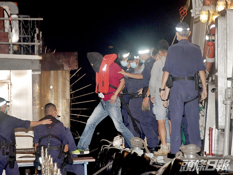 警方昨日在南丫島榕樹灣一間士多外,拘捕31歲姓蔡的混血男疑犯。資料圖片