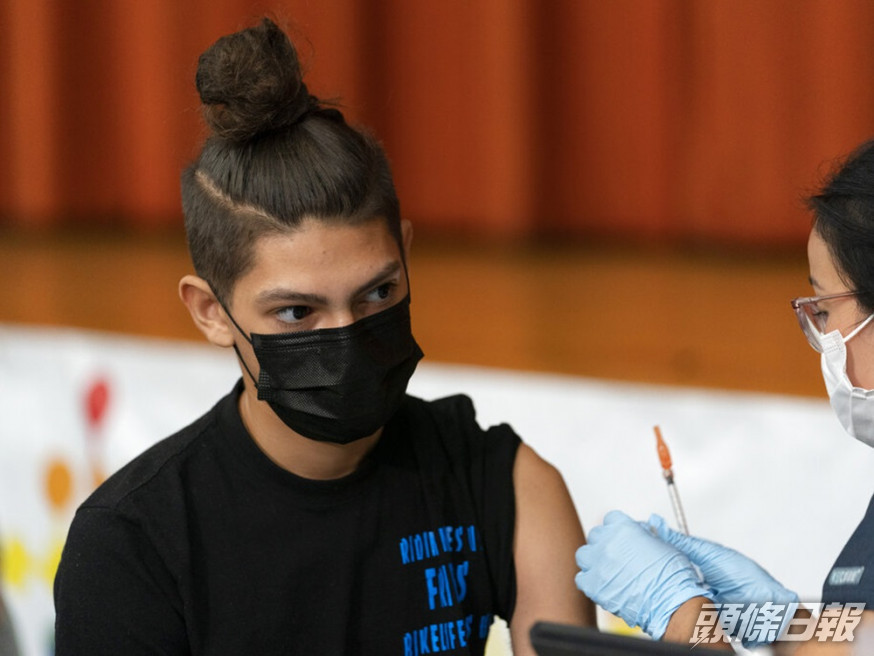 美國CDC自5月開始停止追蹤接種疫苗後仍感染個案。AP資料圖片