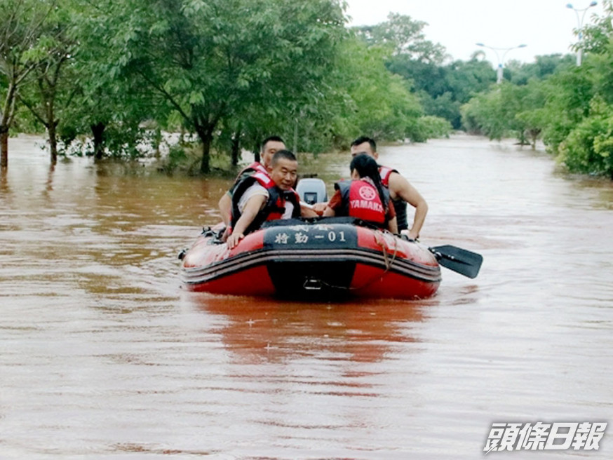 河南暴雨致302人遇難,50人失蹤。新華社圖片