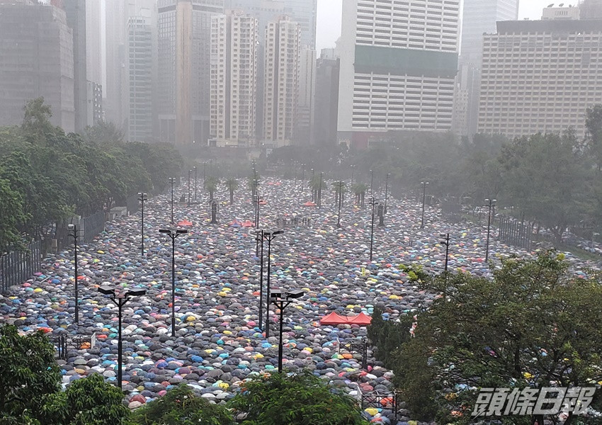 張永勤同意大雨會使會場內民眾更擠擁,亦認同直至4時35分北角人潮正走向維園。資料圖片