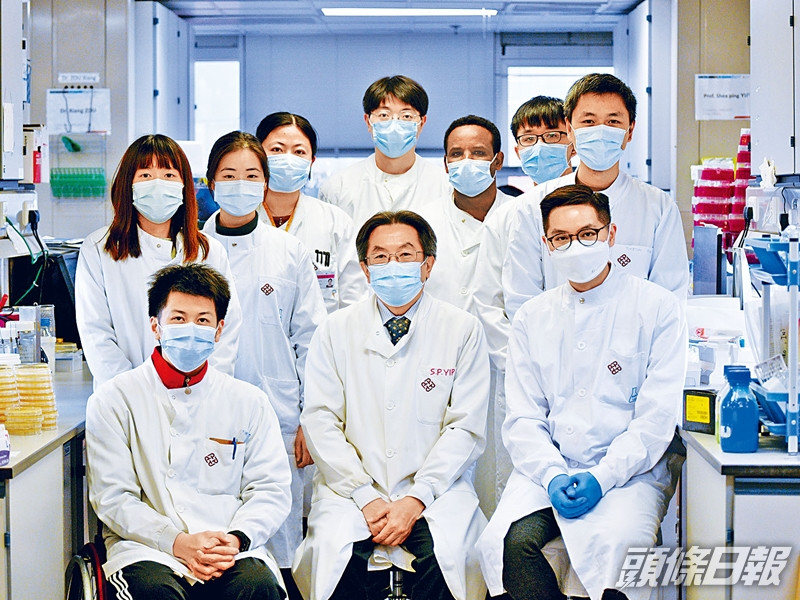 理大醫療科技及資訊學系副教授蕭傑恒(前排右一)與其團隊分析本港新冠病毒的基因排序,以追蹤病毒傳播鏈及尋找源頭。