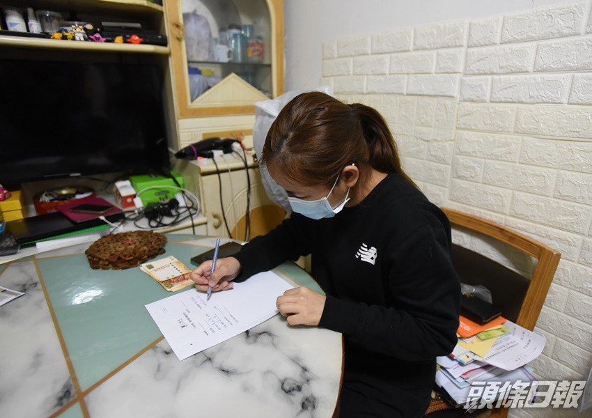 死者遺孀簽收「仁間有愛」二萬元應急錢捐助。