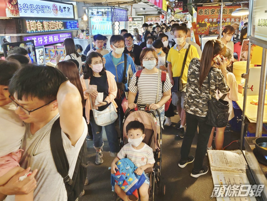 台灣政府呼籲民眾安裝「台灣社交距離App」。AP資料圖片