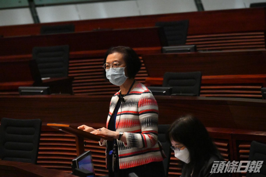 陳肇始指,正考慮是否為在港逗留的非本地人提供疫苗。