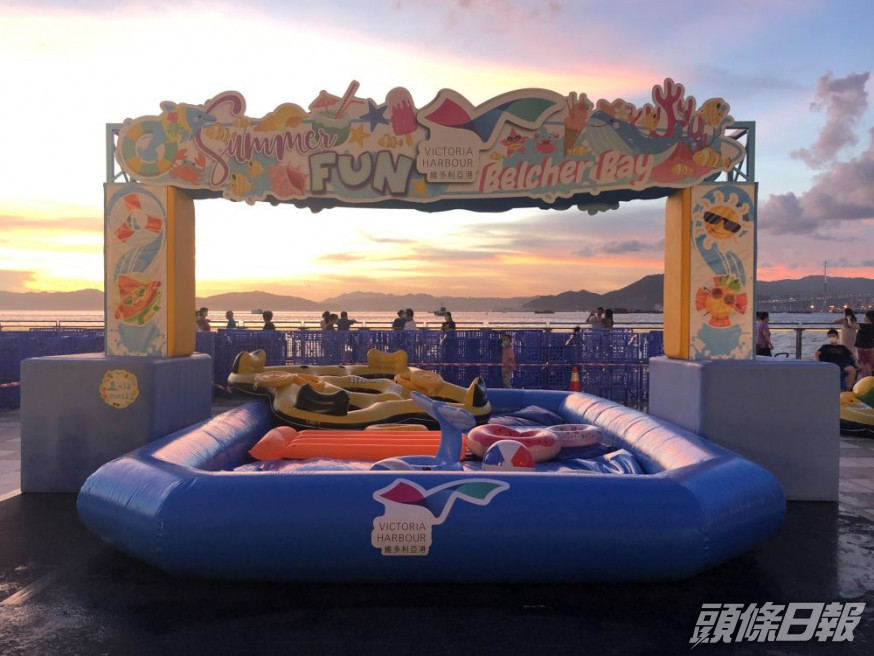 卑路乍灣海濱休憩用地為市民提供可飽覽維港西面和夕陽海景的消閒空間。發展局相片