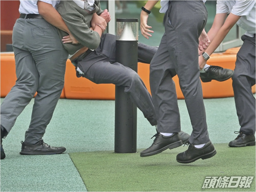 其中一名男童將電線塞進陰莖。資料圖片