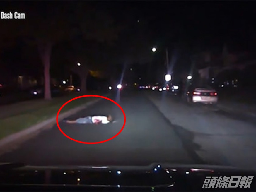 從行車記錄器片段所見,警車事發時疑沒有留意到躺臥地上的艾力(紅圈),並將他輾過。網圖