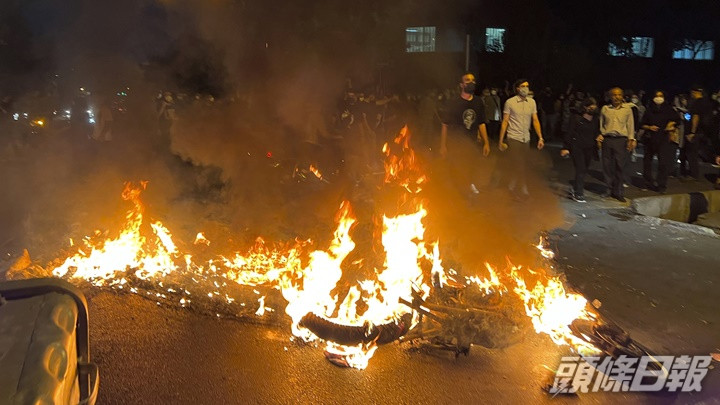 伊朗多地持續爆發反政府示威，有人在德黑蘭街頭堵路縱火。
