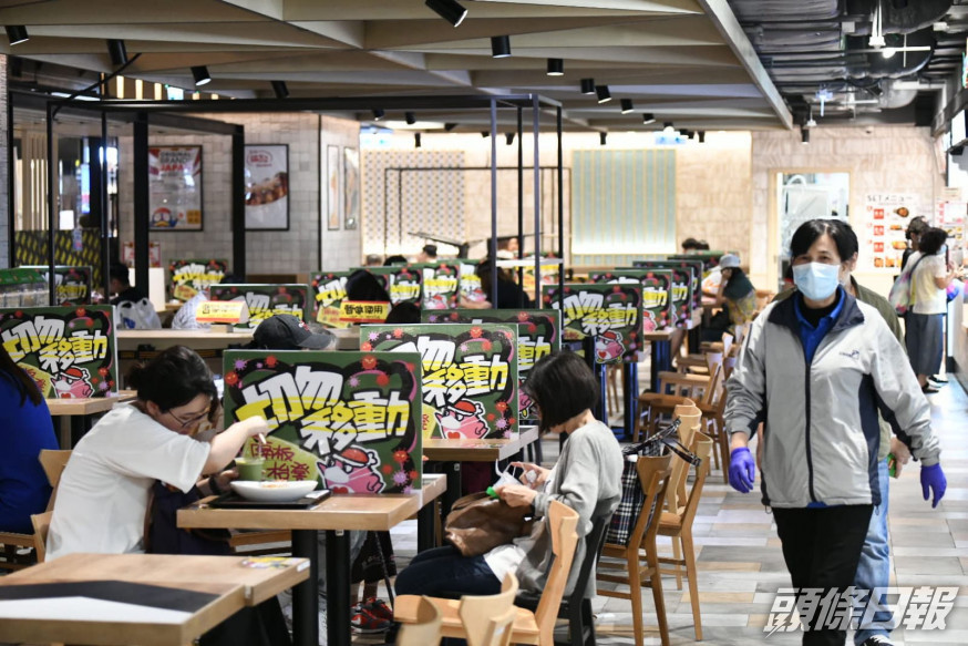 本港疫情緩和,陳肇始昨日宣布將放寬部分社交距離措施,由周五起餐廳食肆每枱人數由4人放寬至6人。資料圖片