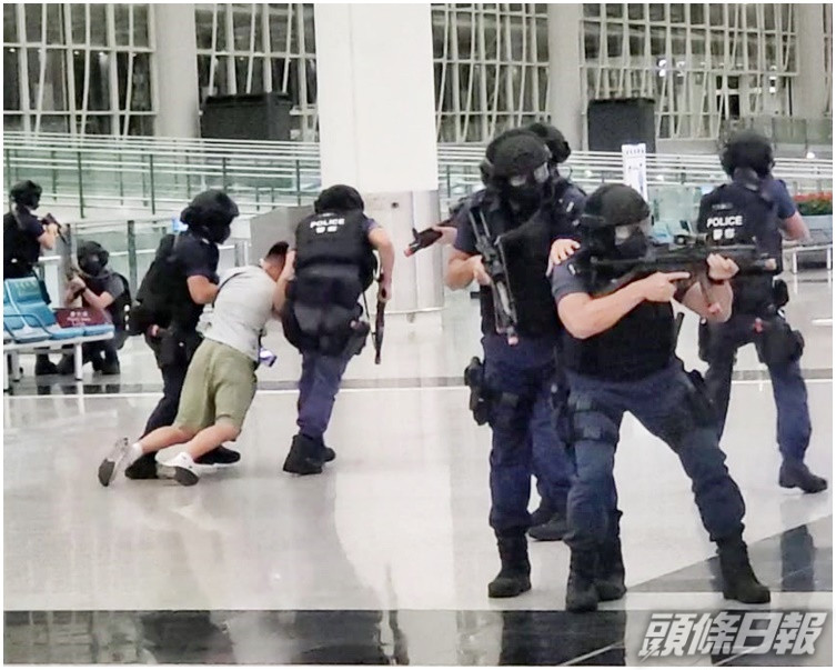 演習模擬恐怖組織在客運大樓斬傷途人、挾持人質及企圖進行炸彈襲擊。