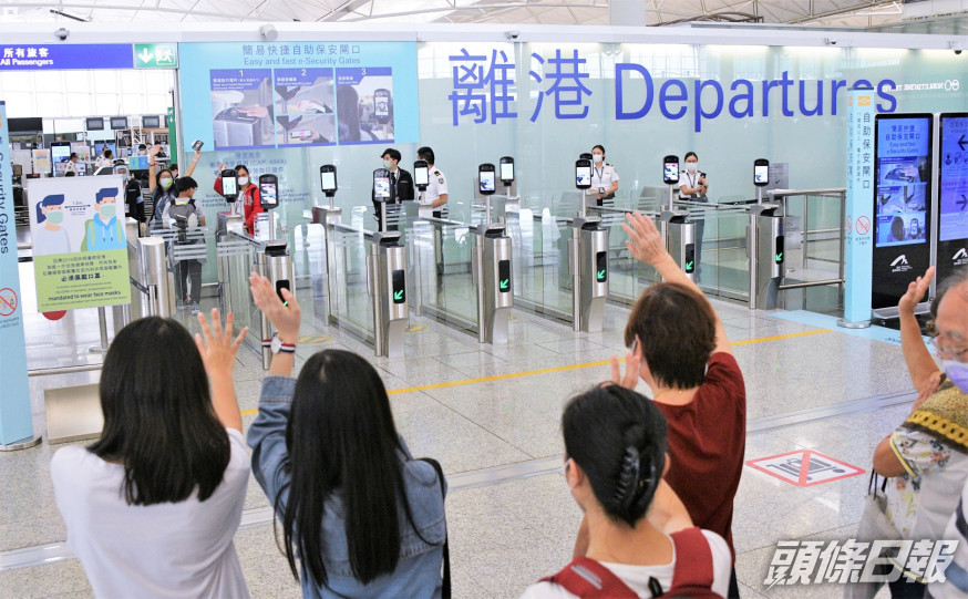 近月不少移民人士多攜子女同行,獨留長者在港情況備受關注。資料圖片