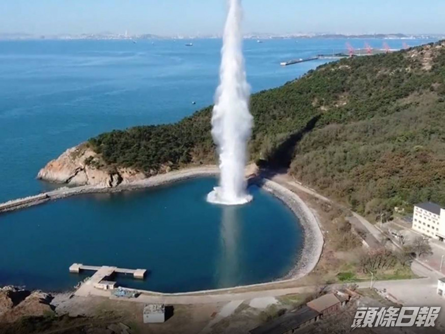 解放軍在一處軍港進行測試。互聯網圖片