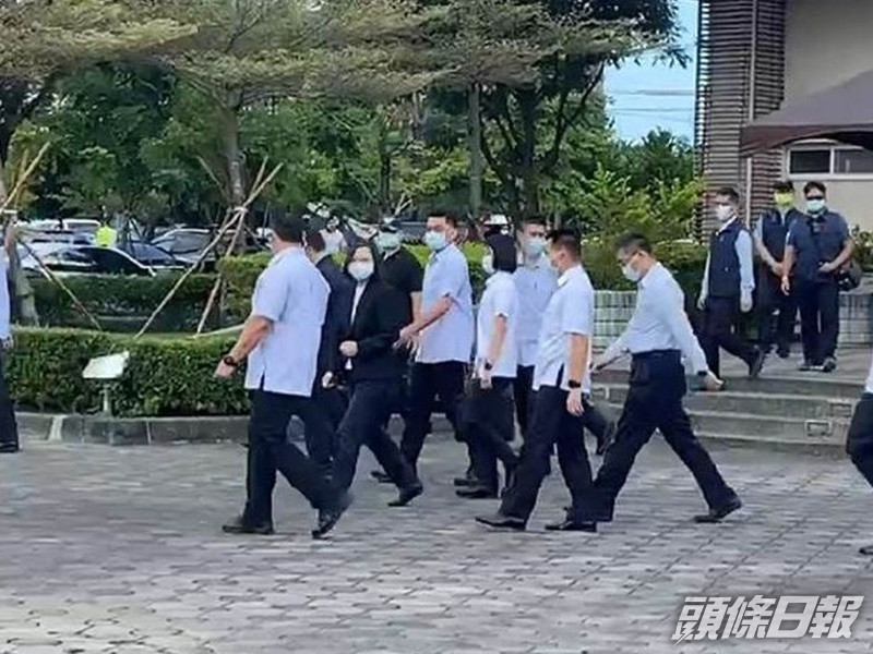 蔡英文(左2)到殯儀館僅5分鐘就離開。中時