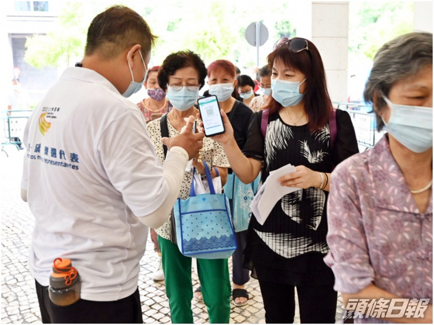 選民進入投票地點前須接受測溫和出示健康碼等。澳門政府新聞局圖片
