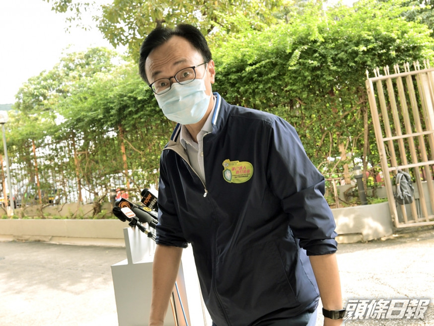 聶德權指當局正考慮安排流動車到屋邨,方便市民打針。資料圖片