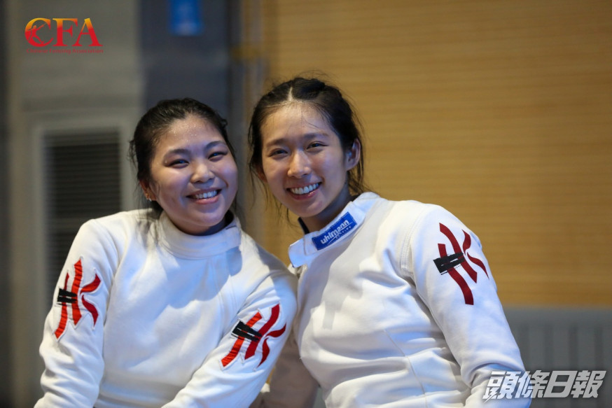 女重個人賽銅牌得主江旻憓(右)夥拍師妹何迪琳(左)、連翊希出戰女子團體賽,最後以第七名完成。中國擊劍協會圖片