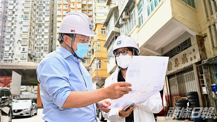 卓永興下午到土瓜灣視察清拆僭建棚架行動。卓永興facebook圖片