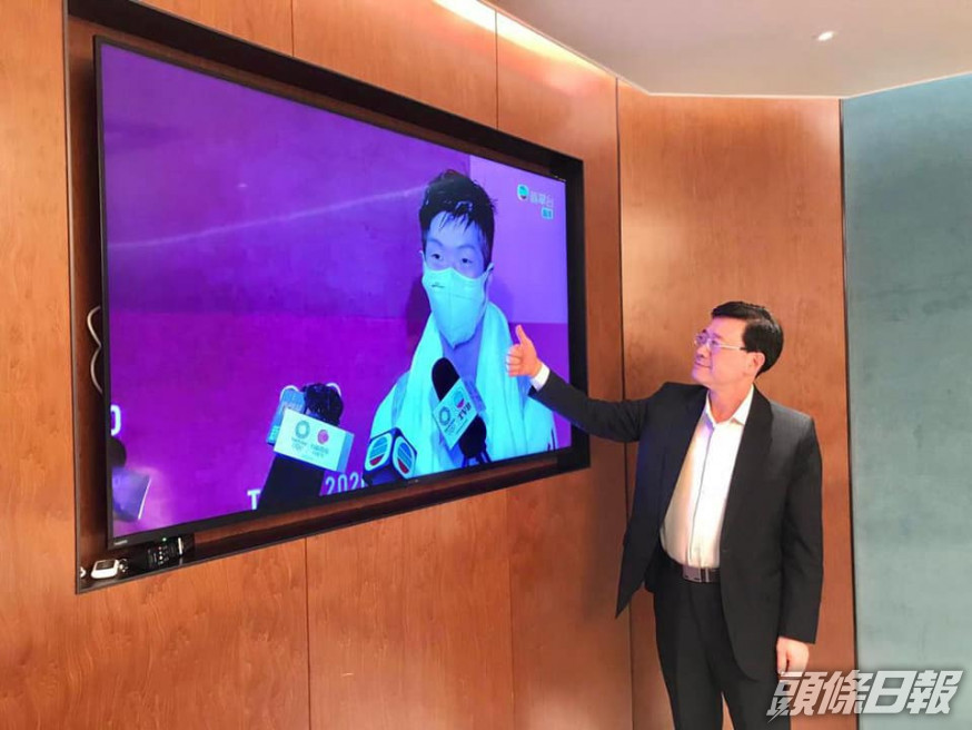 李家超祝賀奪金。FB圖片