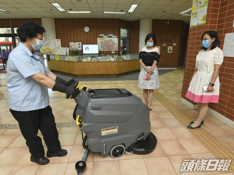 院長鄧銘斯(右)指因應疫情,先後購入科技產品,如大型洗地清潔機 。 黃偉強攝