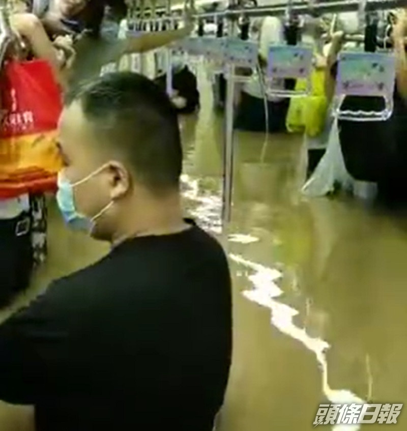 河南暴雨成災,地鐵浸沒導致多人身亡。網上圖片