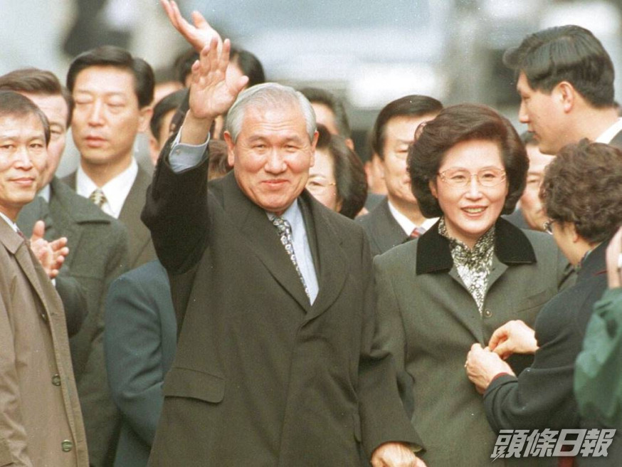 盧泰愚(中)為南韓首位民選總統。美聯社資料圖片